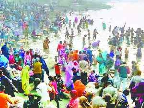 Thousands of devotees took a dip in the Sarayu